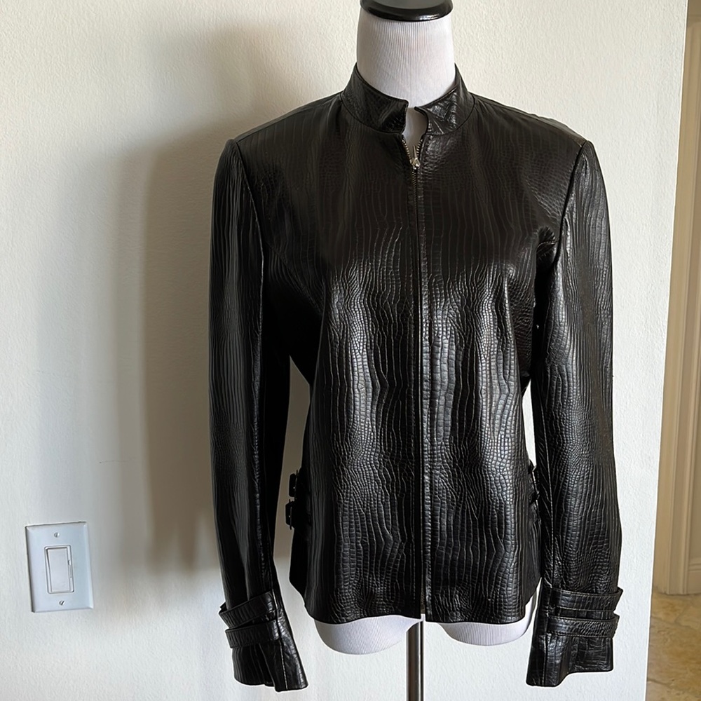 Women’s leather jacket, size medium color, brown own